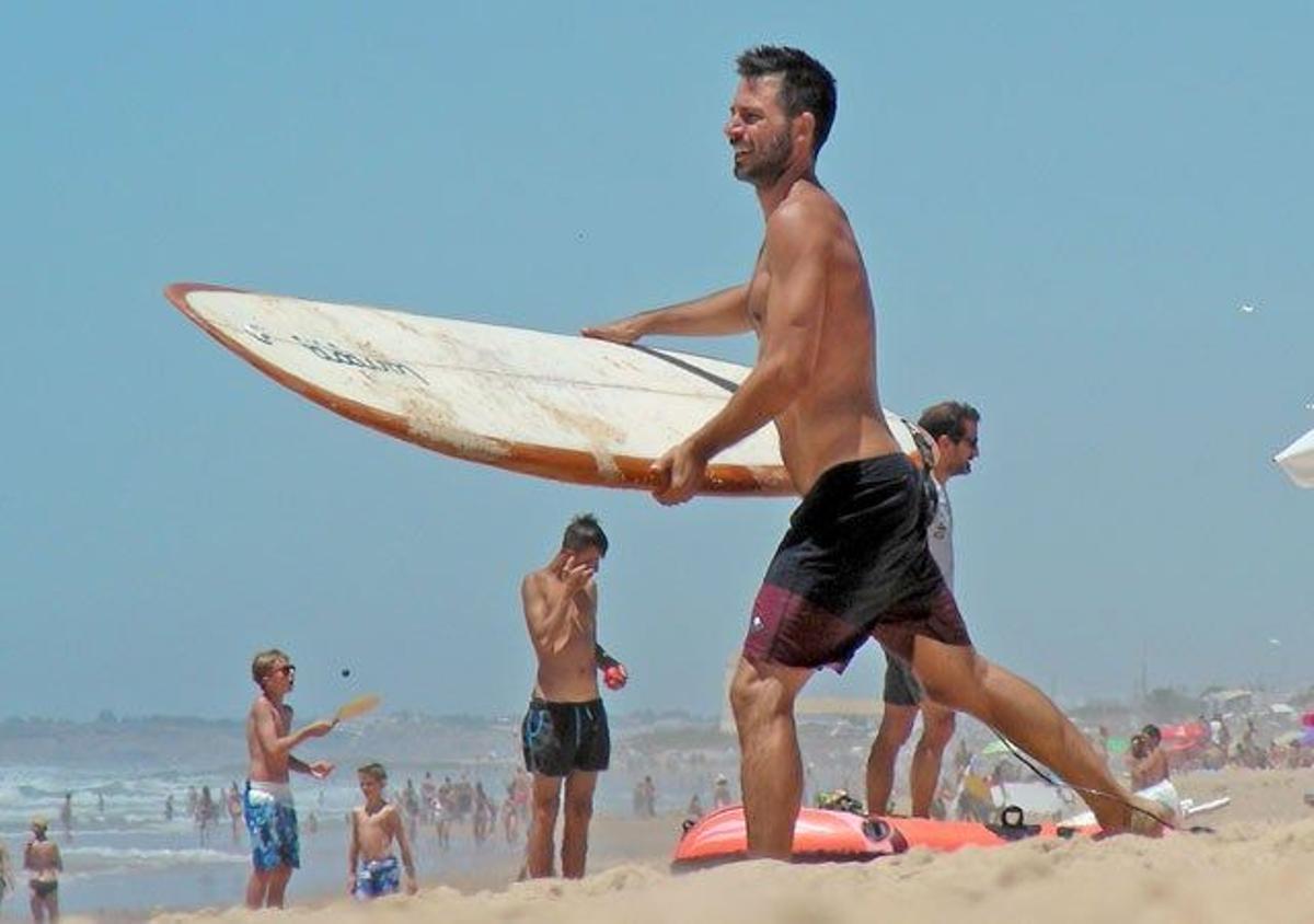 Hugo Silva en una playa de Cádiz.