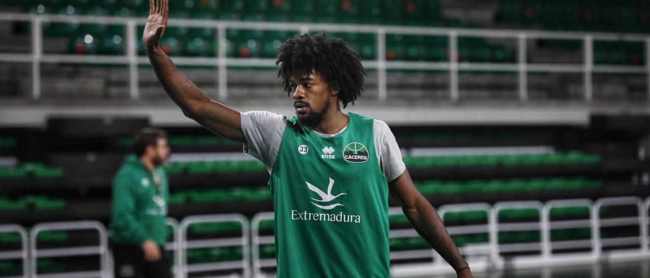 Lysander Bracey, en su primer entrenamiento con el Cáceres.