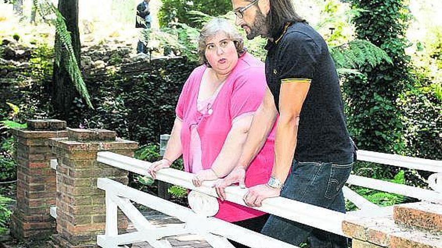 Dulce Gallego y Carlos Magdalena charlan en el Jardín Botánico Atlántico.