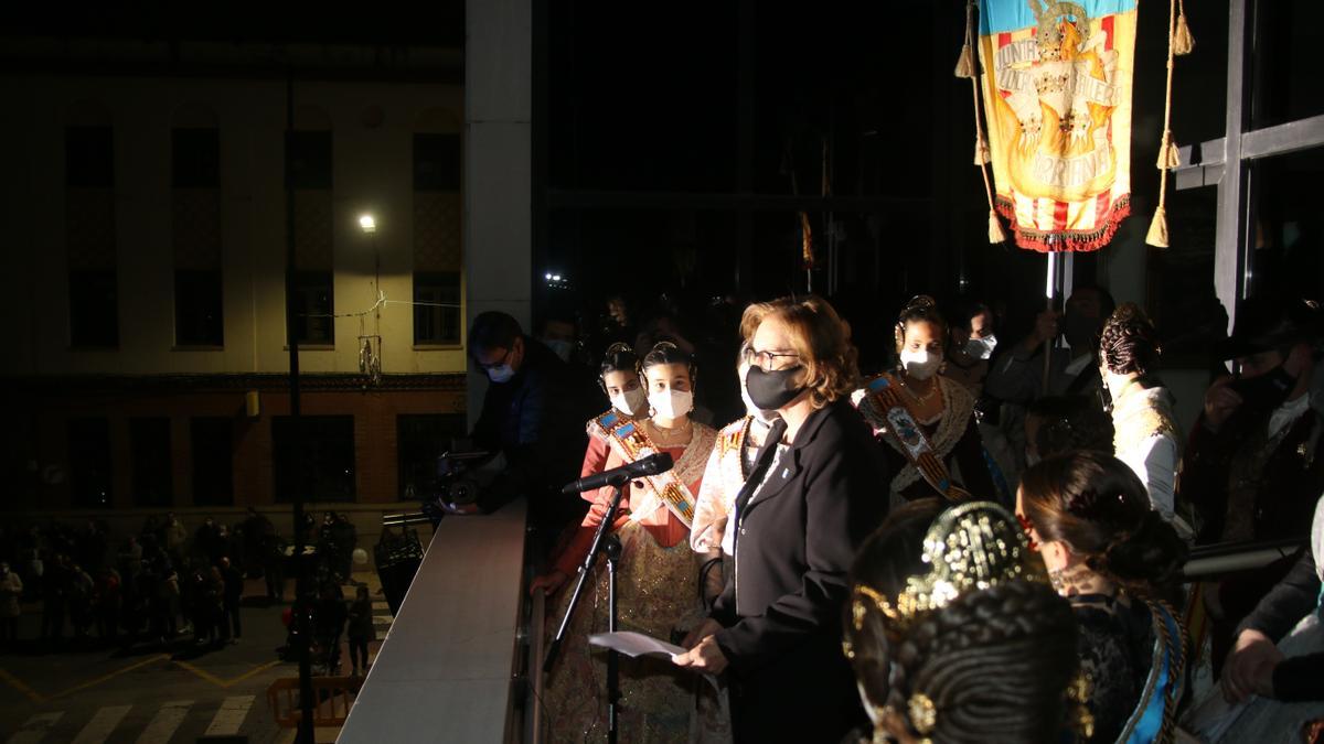 La alcaldesa, Maria Josep Safont, durante su discurso en el balcón del ayuntamiento.