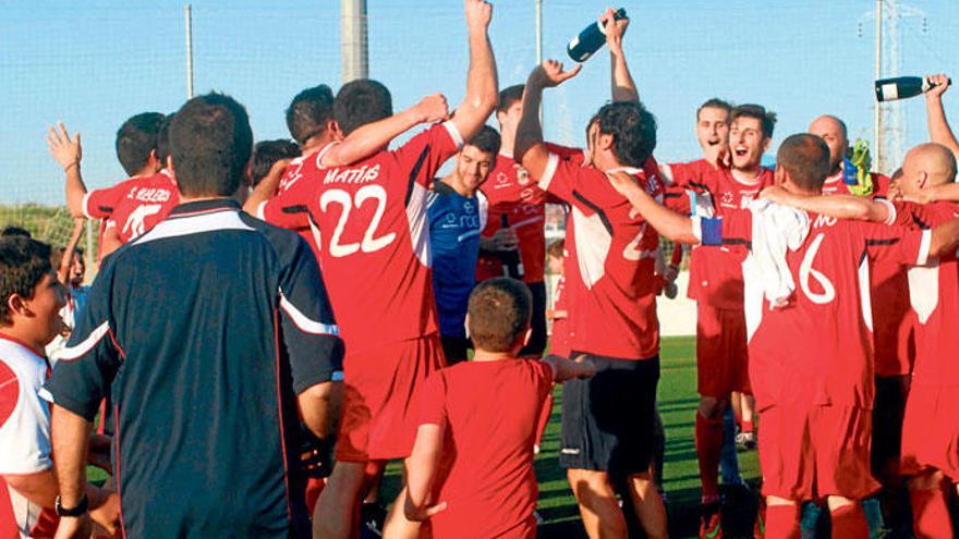 Santa Catalina Atlético feierte 2015 feuchtfröhlich den Aufstieg in die Tercera División.