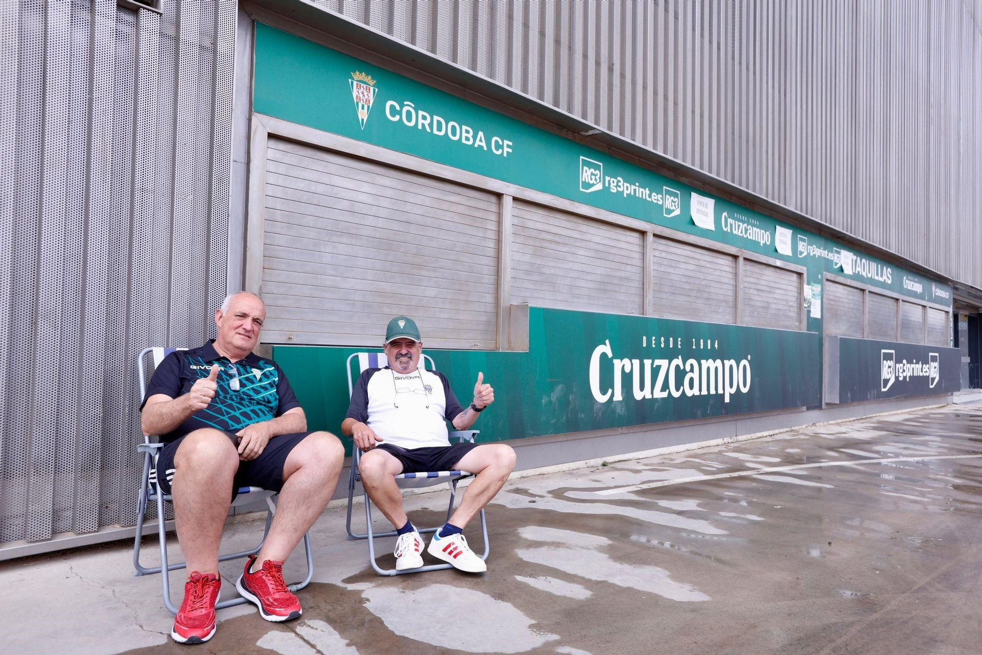 Paco Alabanda y Noni Cebrián, los dos seguidores del Córdoba CF que guardan cola en El Arcángel desde este lunes a las 7 de la mañana.