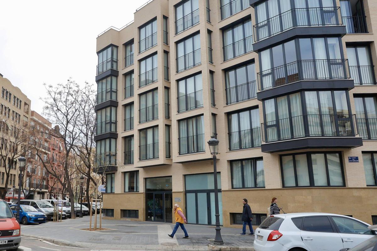 Valencia. Edificio en Juan Llorens 24 de Valencia, dedicado al alquiler por temporada. Vivienda alquiler precios altos VLC