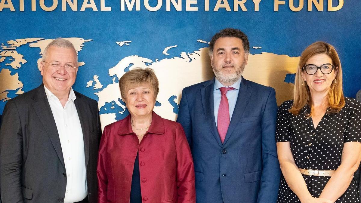 El eurodiputado asturiano, Jonás Fernández, y la presidenta del Fondo Monetario Internacional (FMI), Kristalina Georgieva, se reúnen en Washington