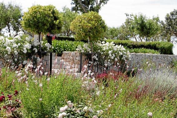 Gartenarchitektin Andi Lechte zeigt einer Reisegruppe ein Anwesen bei Santanyí. Der Entwurf stammt aus ihrer Feder.