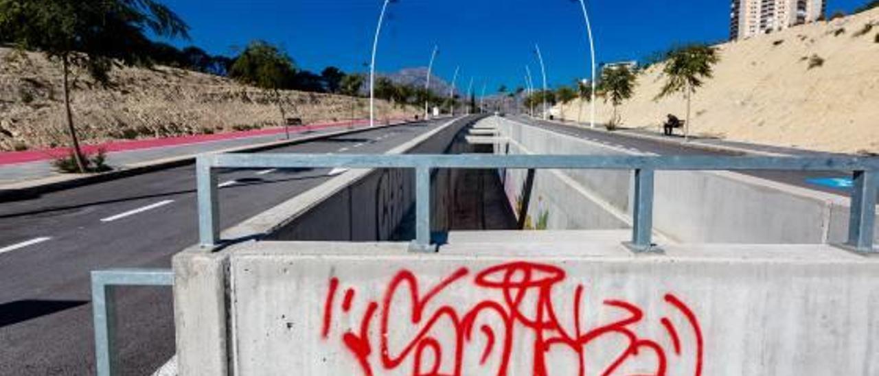 El coste del vandalismo es de miles de euros en algunos casos. ?En Benidorm o La Vila, los grafitis en zonas no permitidas son algunos de los elementos que tienen un coste de limpieza. En el municipio vilero, la quema de un contenedor afectó a un instituto o las escaleras del Censal sufren roturas o paradas continuamente.