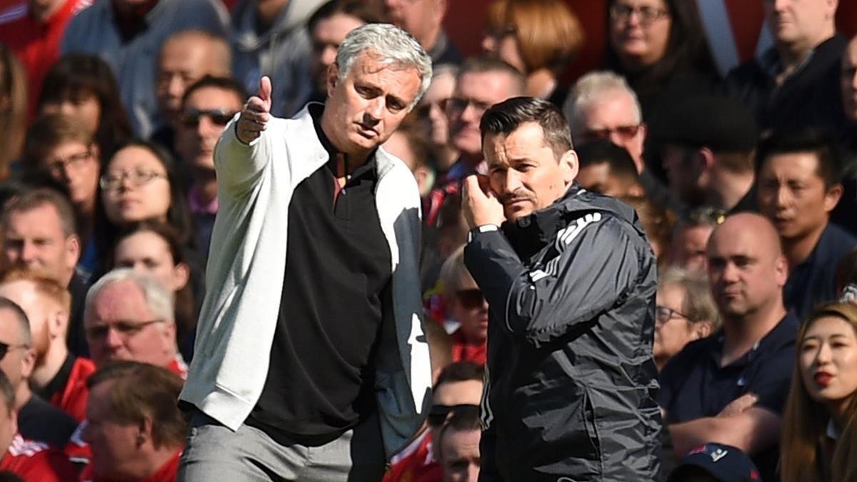 José Mourinho habla con Rui Faria en Old Trafford.