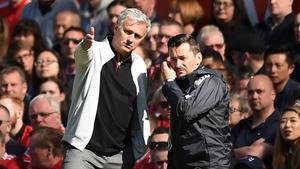 José Mourinho habla con Rui Faria en Old Trafford.