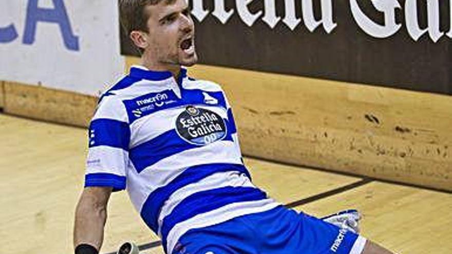 Marc Grau celebra un gol del Liceo en Riazor.