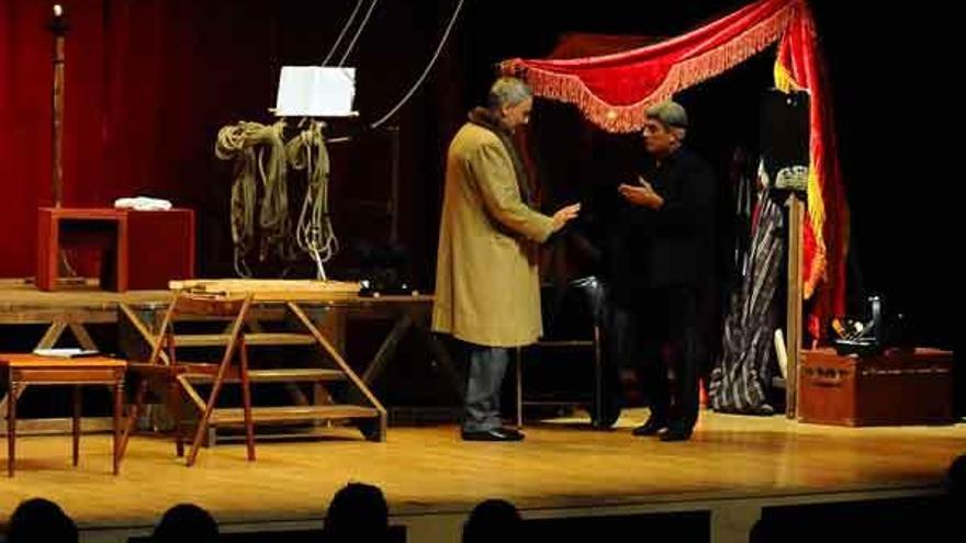 Pepe Sancho (dcha.) y Joaquín Kremel (izda.), ayer en el Auditorio de Cangas.
