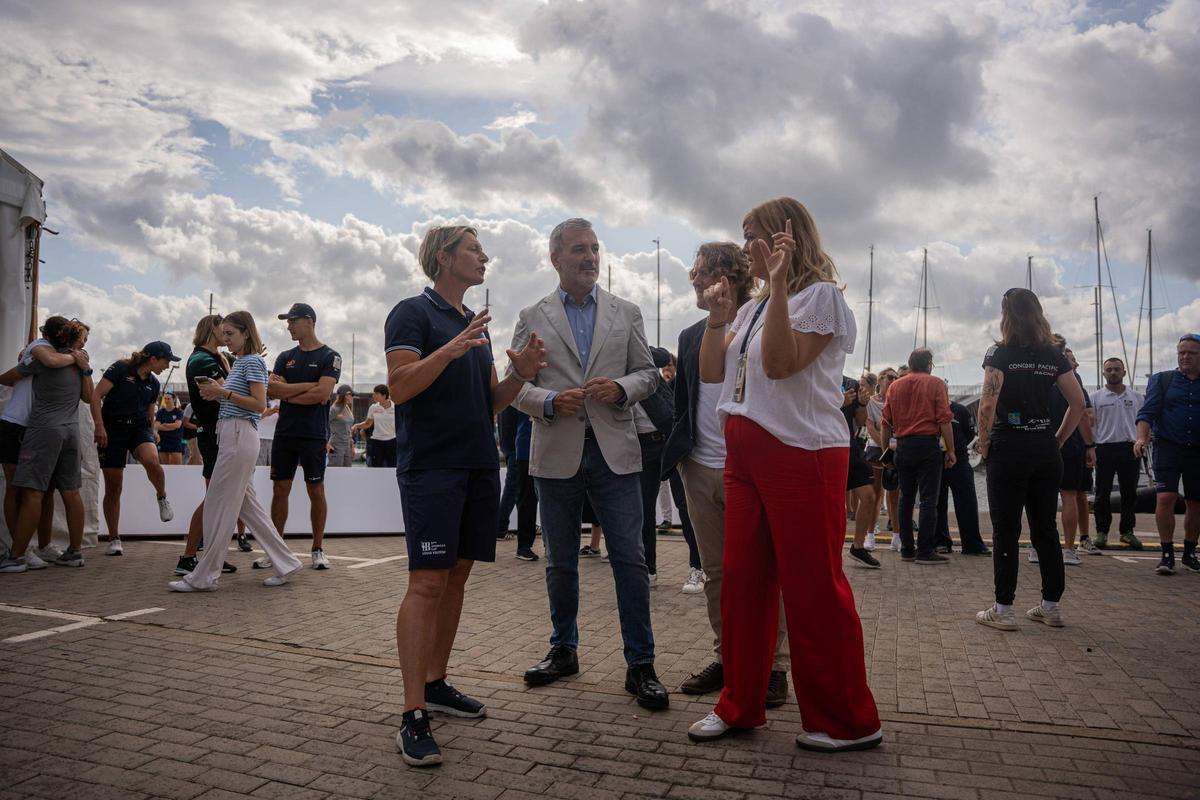 Jaume Collboni visita los equipos Youth y femenino de la Copa América