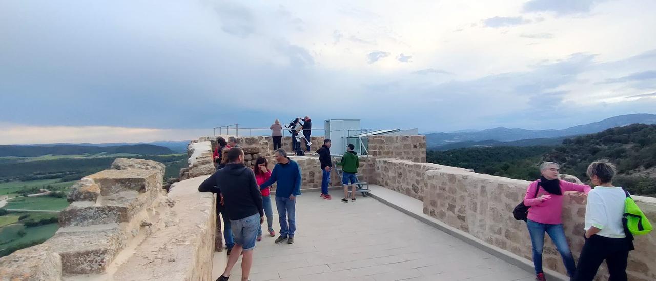 Els visitants contemplen les vistes des de la torre del Castell de Lladurs