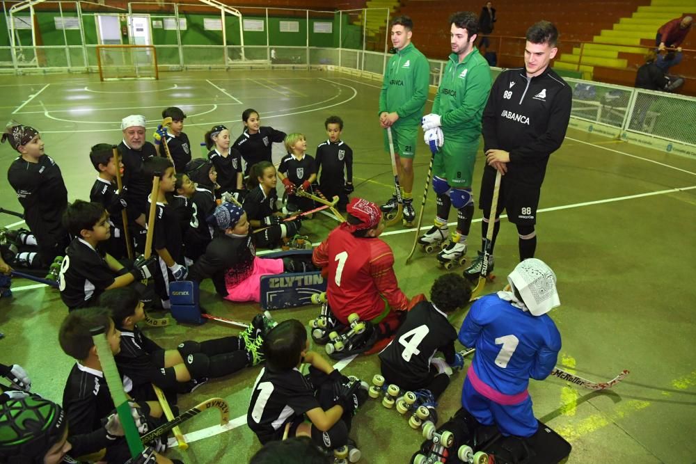 David Torres, con los niños del Hockey Club Riazor