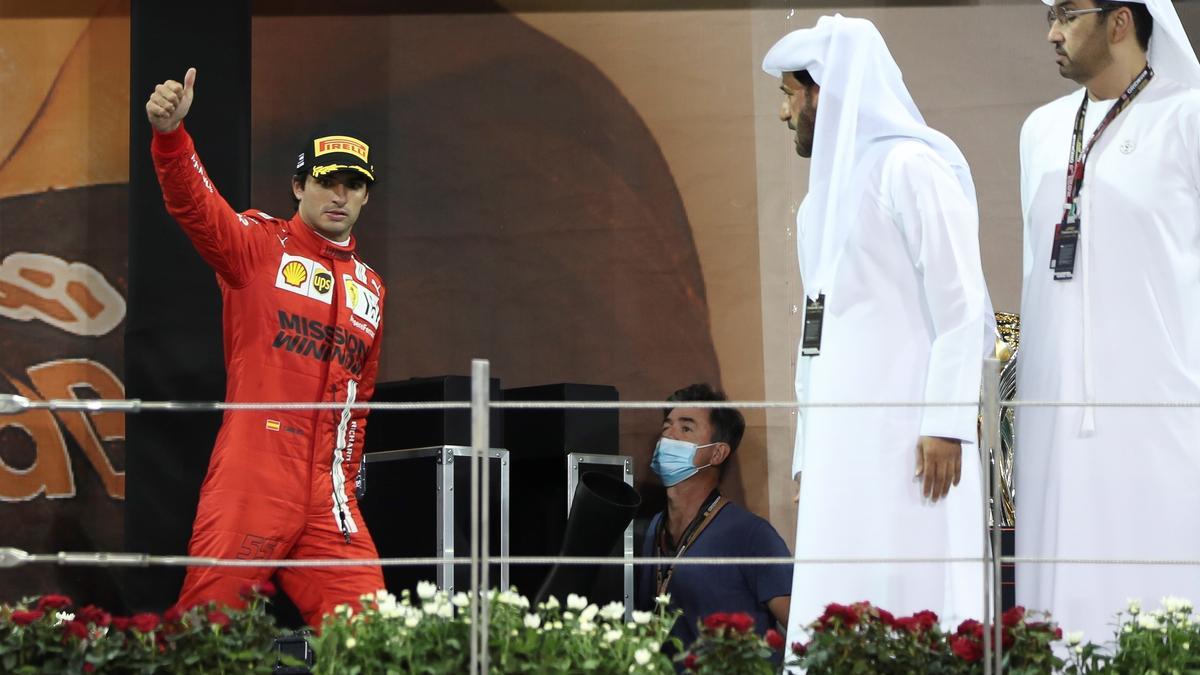 Carlos Sainz, en el podio del Gran Premio de Abu Dabi.