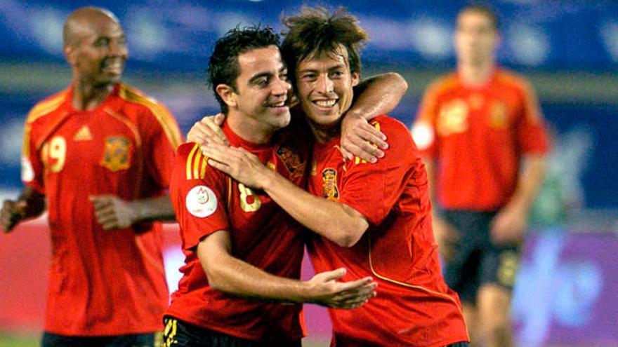 Xavi y Silva se abrazan en la celebración del gol que decidió el duelo ante Irlanda del Norte de 2007 en el Gran Canaria.