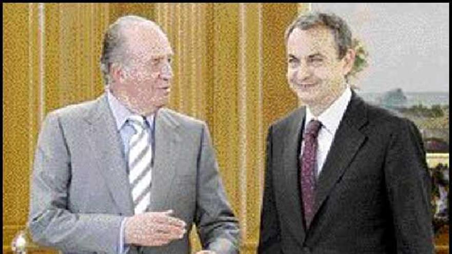 Don Juan Carlos y José Luis Rodríguez Zapatero, ayer. / Angel Díaz