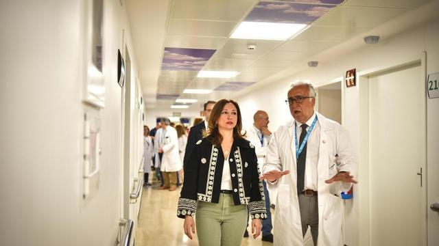 La delegada del Gobierno andaluz en Málaga, Patricia Navarro, visita un espacio reformado del Hospital Regional