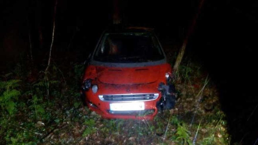 Dos jóvenes heridos al salirse de la vía su coche en Mos