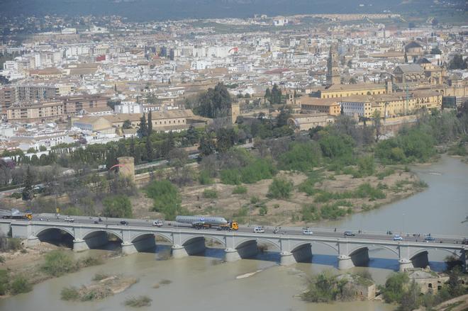 Así fue el multitudinario traslado del avión de Miraflores por el centro de Córdoba