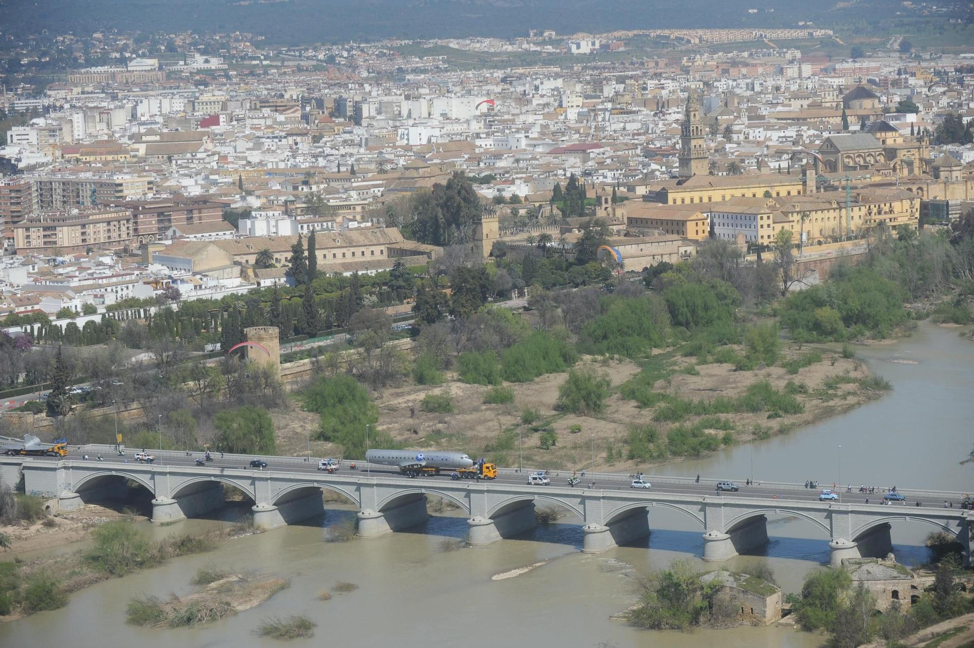 Así fue el multitudinario traslado del avión de Miraflores por el centro de Córdoba