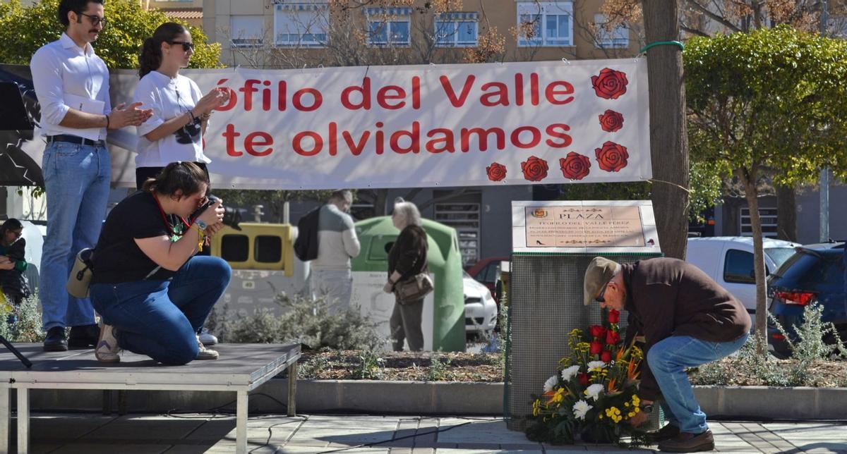 José Antonio deposita flores al pie del monolito dedicado a su hermano en la plaza de Elda que lleva su hombre, durante el homenaje del pasado 22 de febrero. | CEDIDA