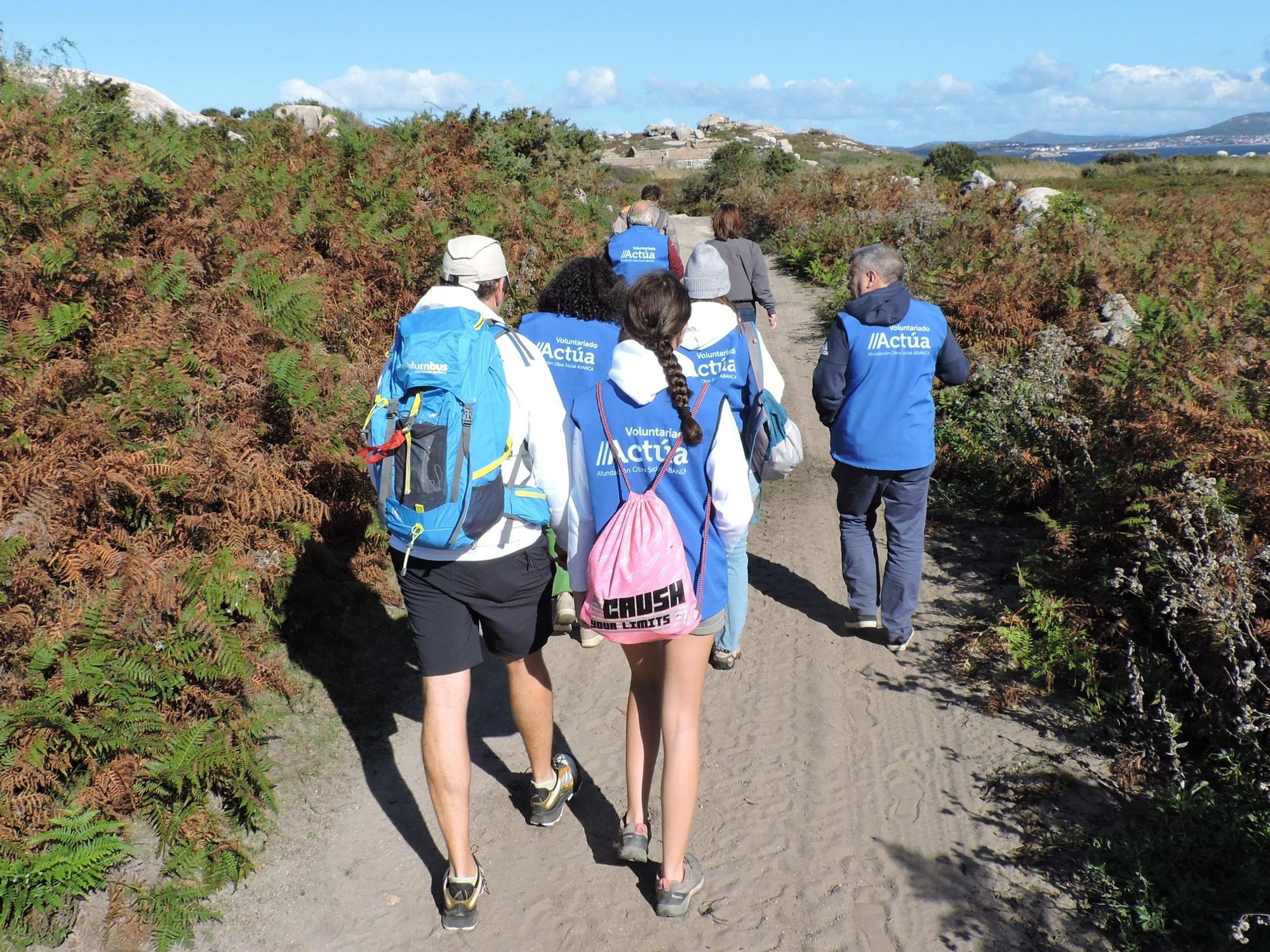 Así luchan los voluntarios de Abanca contra la basura marina y las plantas invasoras en la isla de Sálvora.