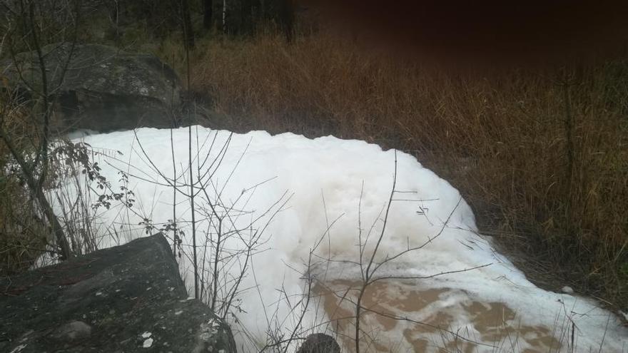 L&#039;ACA atribueix l&#039;escuma a la riera de Rajadell a un episodi natural a causa de la pluja