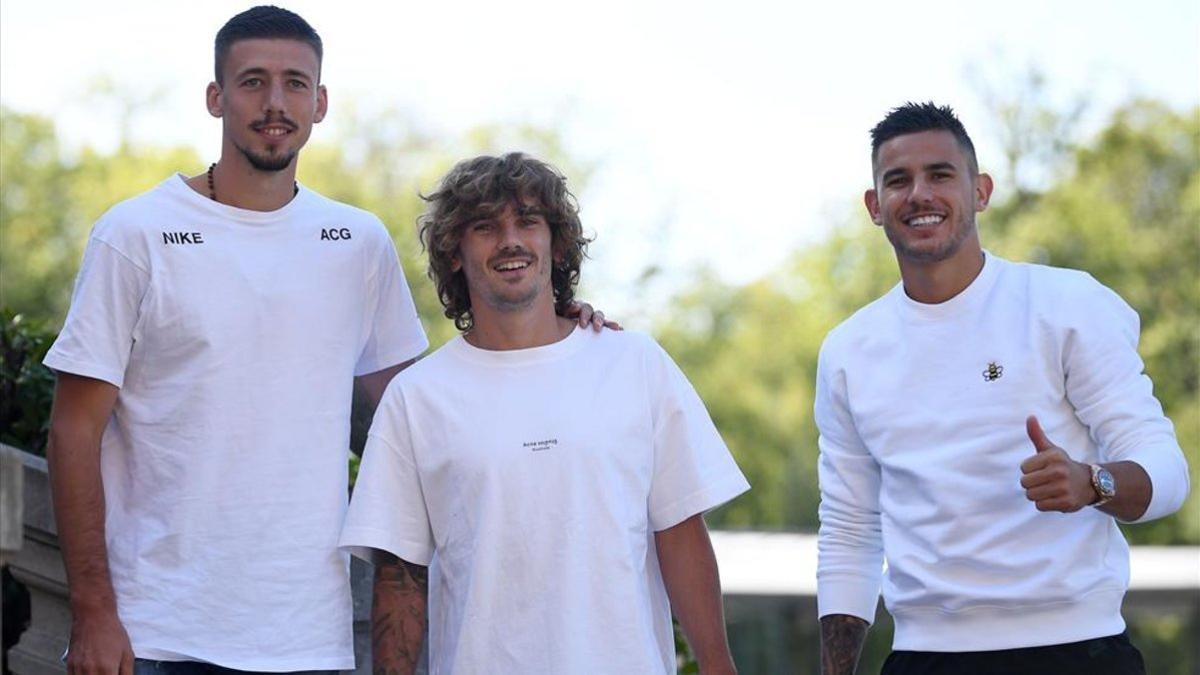 Lenglet, Griezmann y Lucas Hernández llegando a Clairefontaine