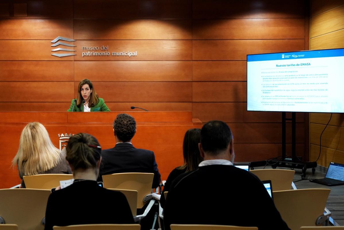 Penélope Gómez, durante la rueda de prensa de las tarifas del agua.