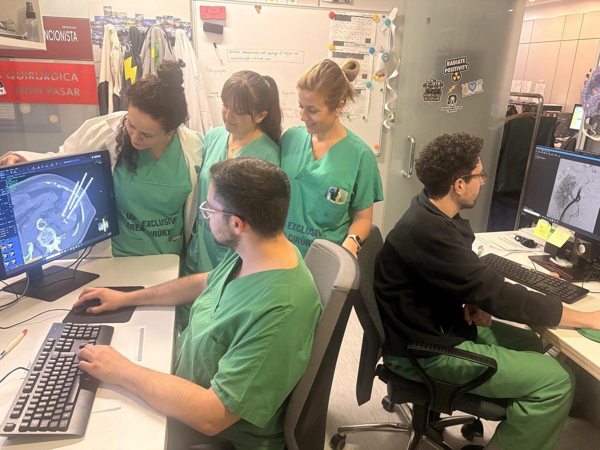 Personal del Complexo Hospitalario Universitario de Santiago durante el proceso de crioablación.