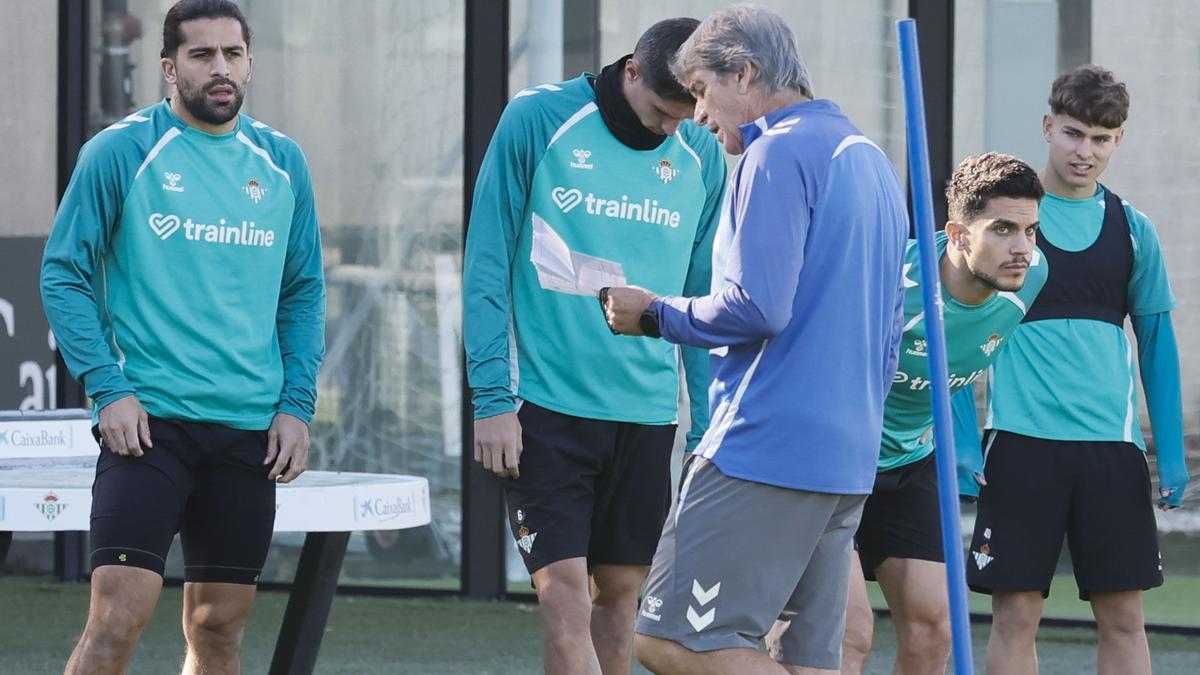 Manuel Pellegrini, durante un entrenamiento del Betis con Ricardo, Altimira, Bartra y Ángel ejercitándose.