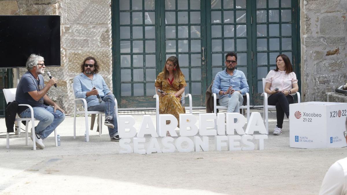Un momento de la charla de Pedro Feijóo, Ledicia Costas y Diego Giráldez, ayer, en el Barbeira Fest.   // GROBAS