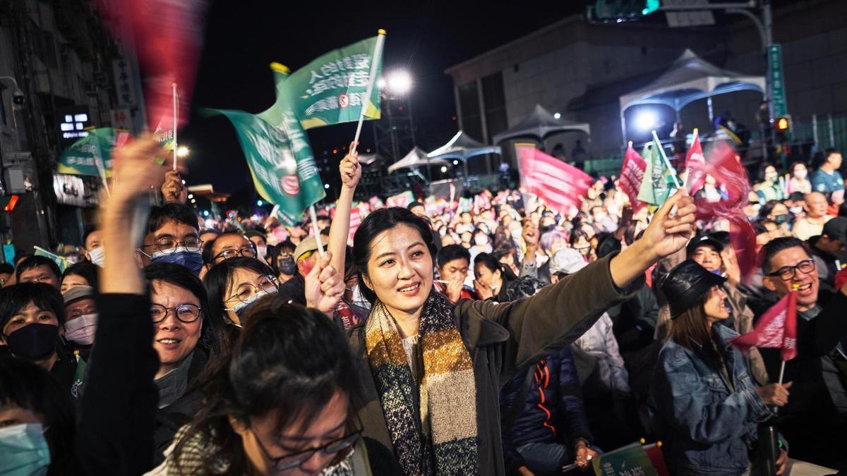 Miles de seguidores atienden al resultado electoral en Taiwan.