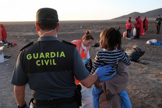 Una patera con 39 personas alcanza la costa sur ...