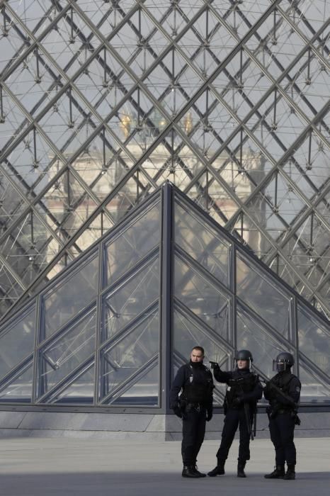 El Louvre, sitiado tras un intento de ataque terrorista