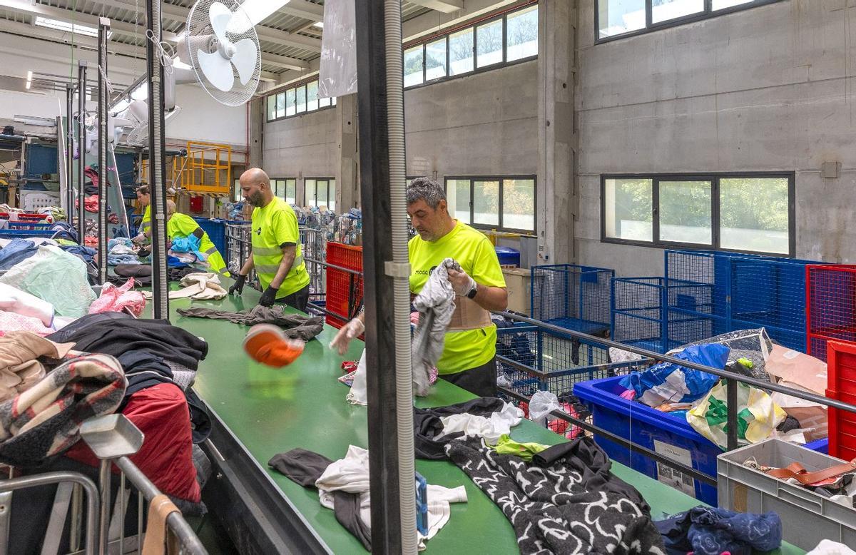 Una de las zonas de clasificación de ropa de la planta que la Fundació Formació i Treball tiene en Sabadell