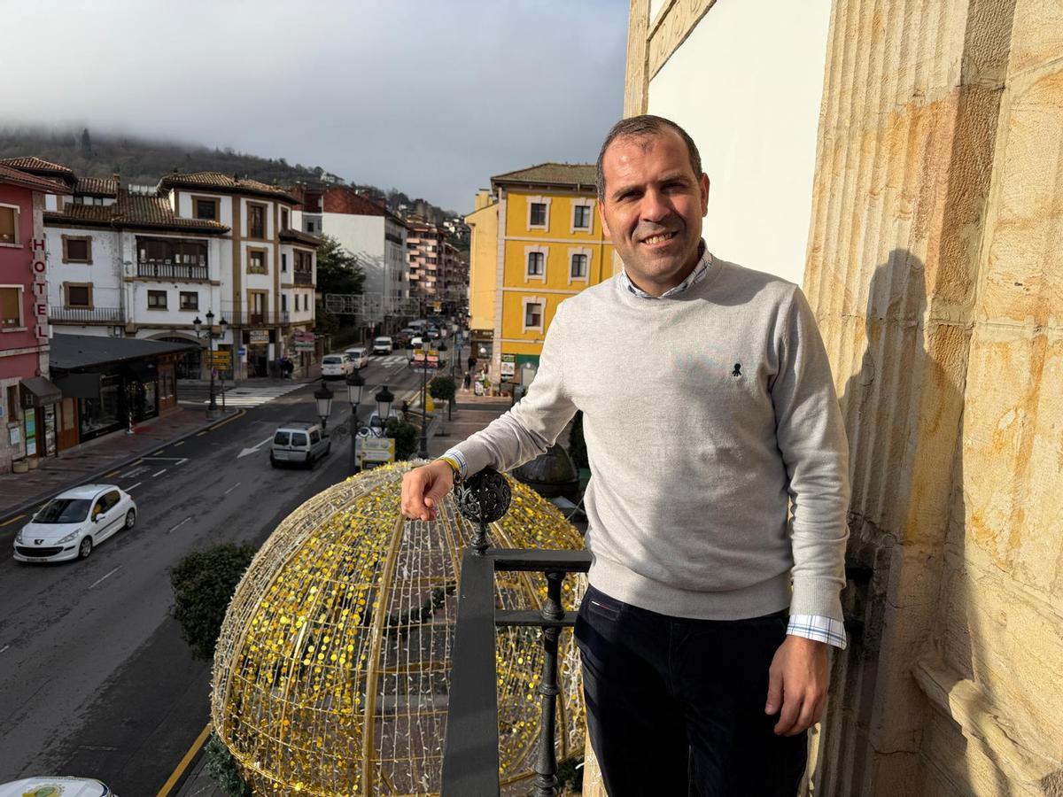 José Manuel González Castro en el balcón del Ayuntamiento de Cangas de Onís.
