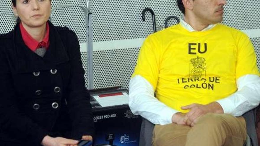 Ángel Moldes, ayer, con la edil nacionalista de Poio Silvia Díaz. // R. V.