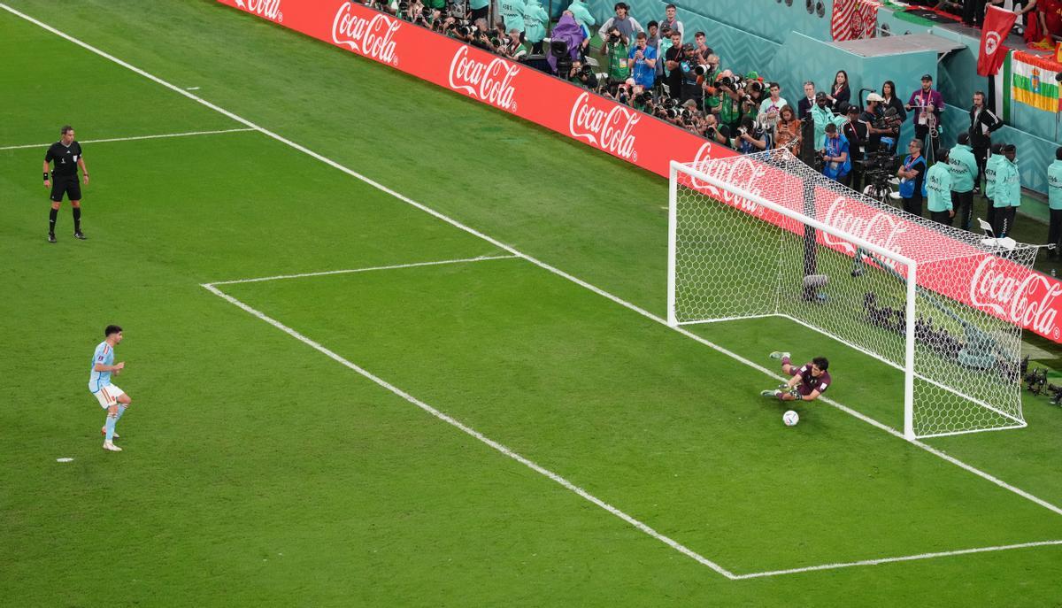 Bono rechaza el penalti, segundo de España, lanzado por Carlos Soler,