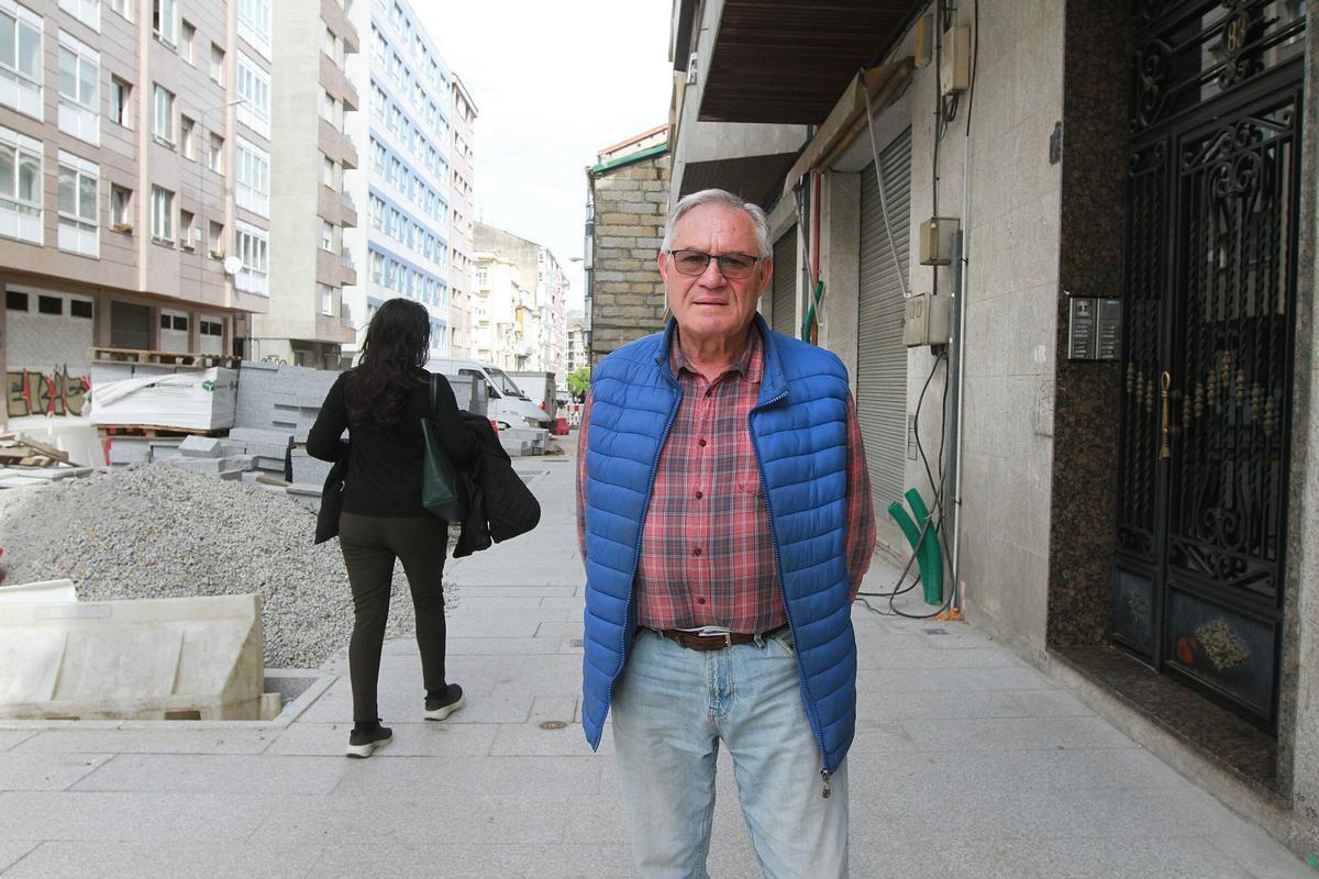 Antonio Ferreiro, anticuario, muestra el estado de avenida de Portugal después de 10 meses de obras y los problemas para acceder a su negocio y al resto