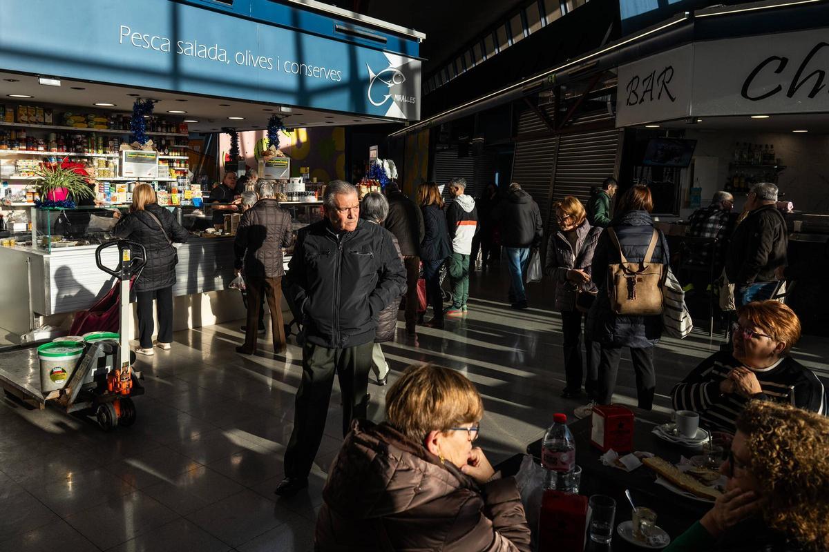 Clientes del mercado de Can Vidalet en Esplugues del Llobregat