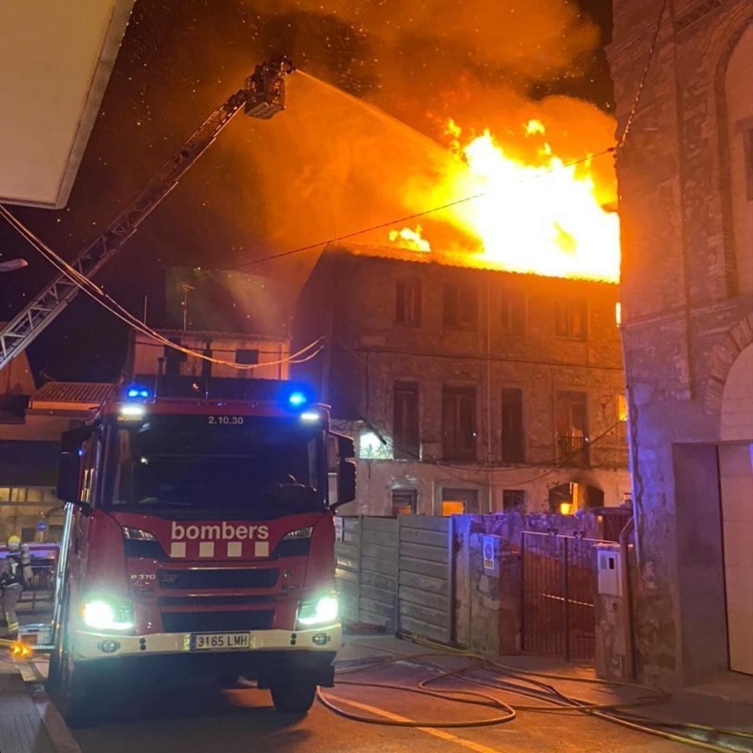 Incendi en un edifici de la Jonquera