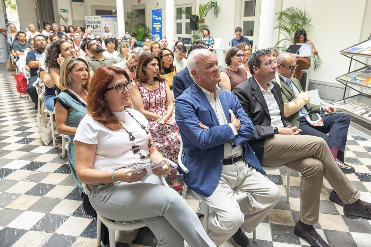 Daniela Saputi, directora del COE Canarias, y Alberto Cabré, presidente de la FULP, junto a otros invitados durante el evento
