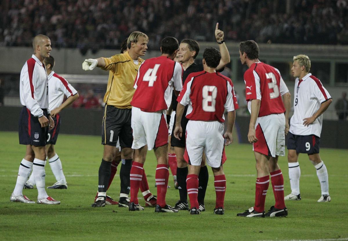 Manninger, junto al árbitro, en un partido con Austria en 2004.
