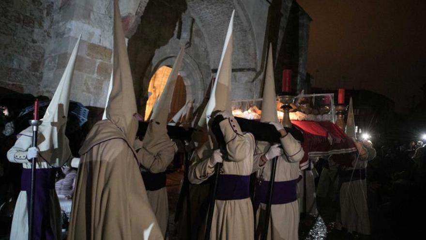 La procesión del Yacente sale de Santa María La Nueva