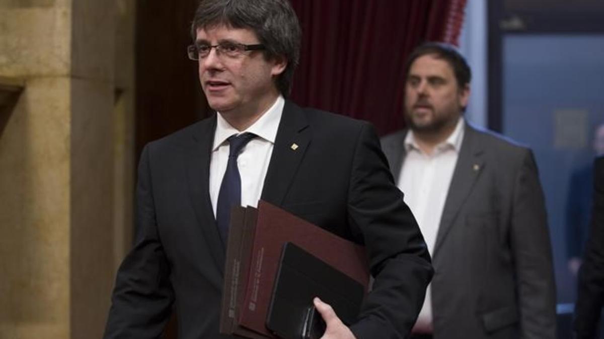 Carles Puigdemont y Oriol Junqueras entran en el hemiciclo del Parlament.