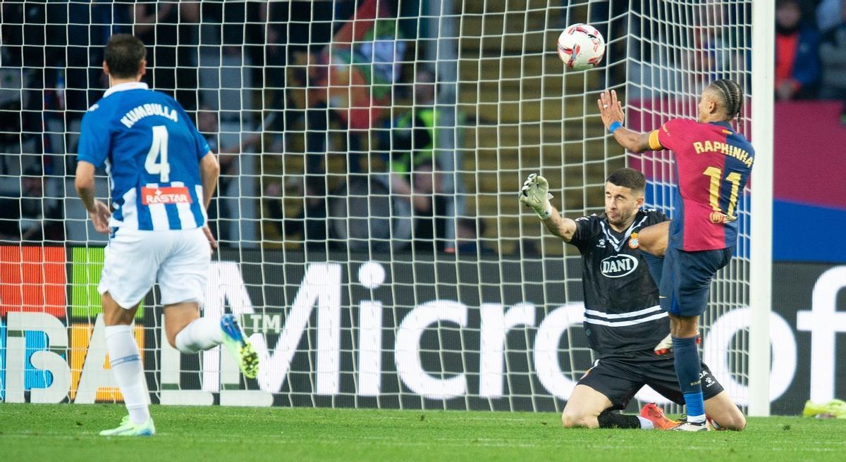Raphinha supera a Joan Garcia para anotar el 2-0.