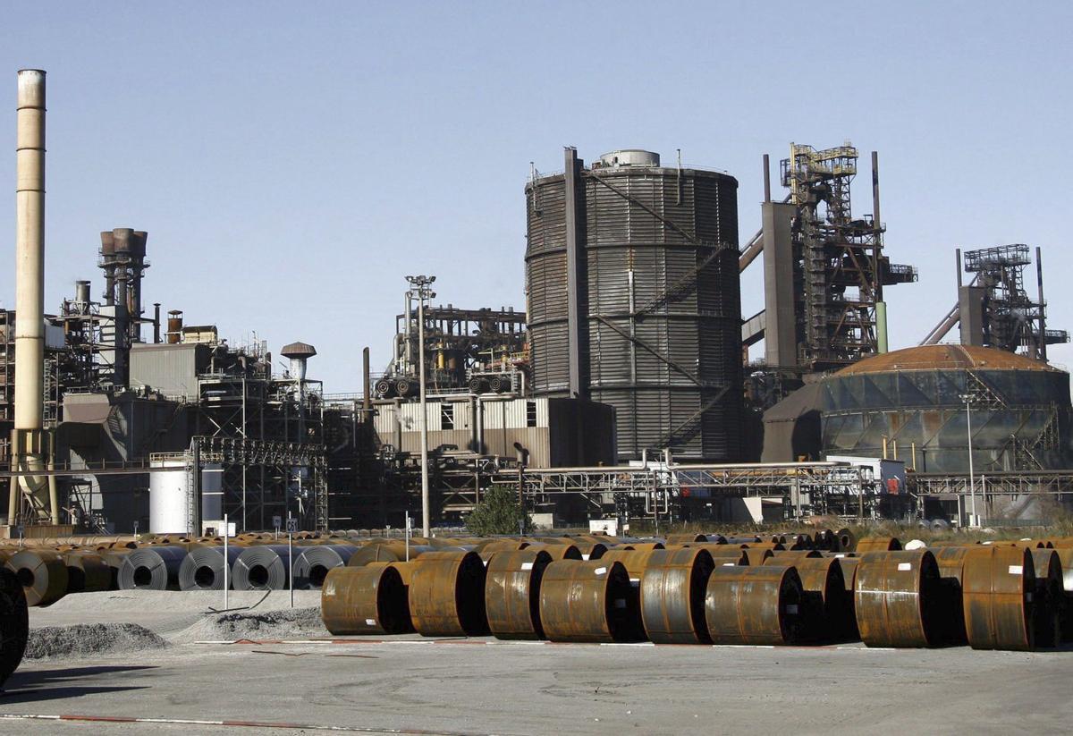 La planta de ArcelorMittal en Fos-sur-Mer, con los dos hornos altos a la derecha. | EFE