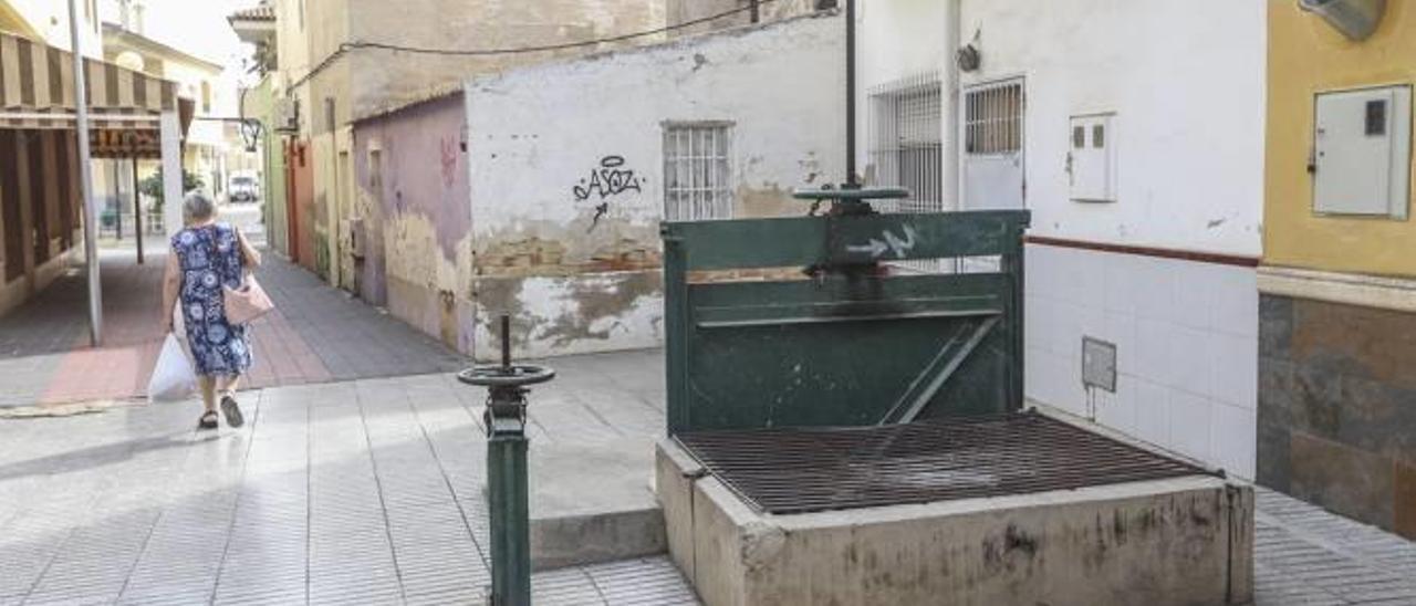 Imagen de una de las compuertas de la acequia mayor de Catral, que atraviesa el casco urbano en tres kilómetros lineales.