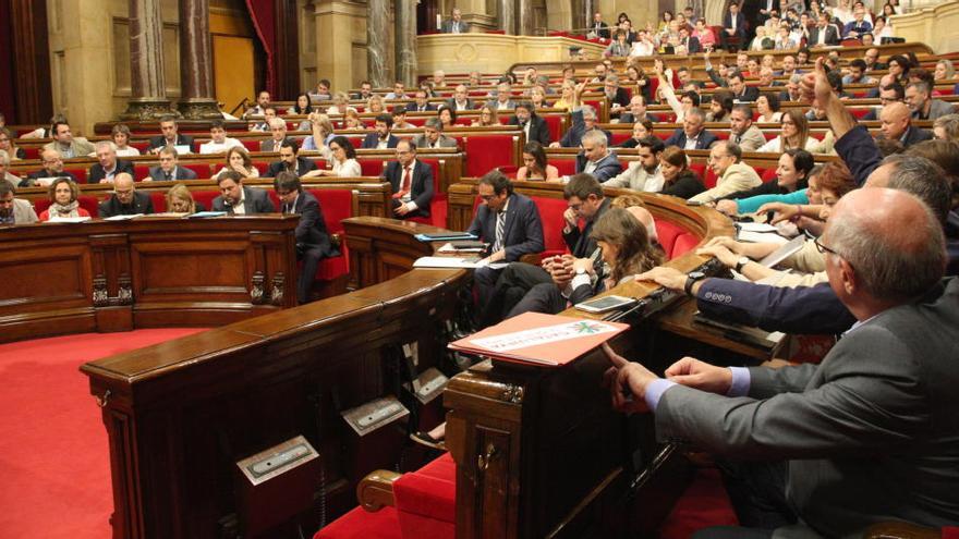 El Parlament destitueix De Alfonso amb el vot en contra del PPC